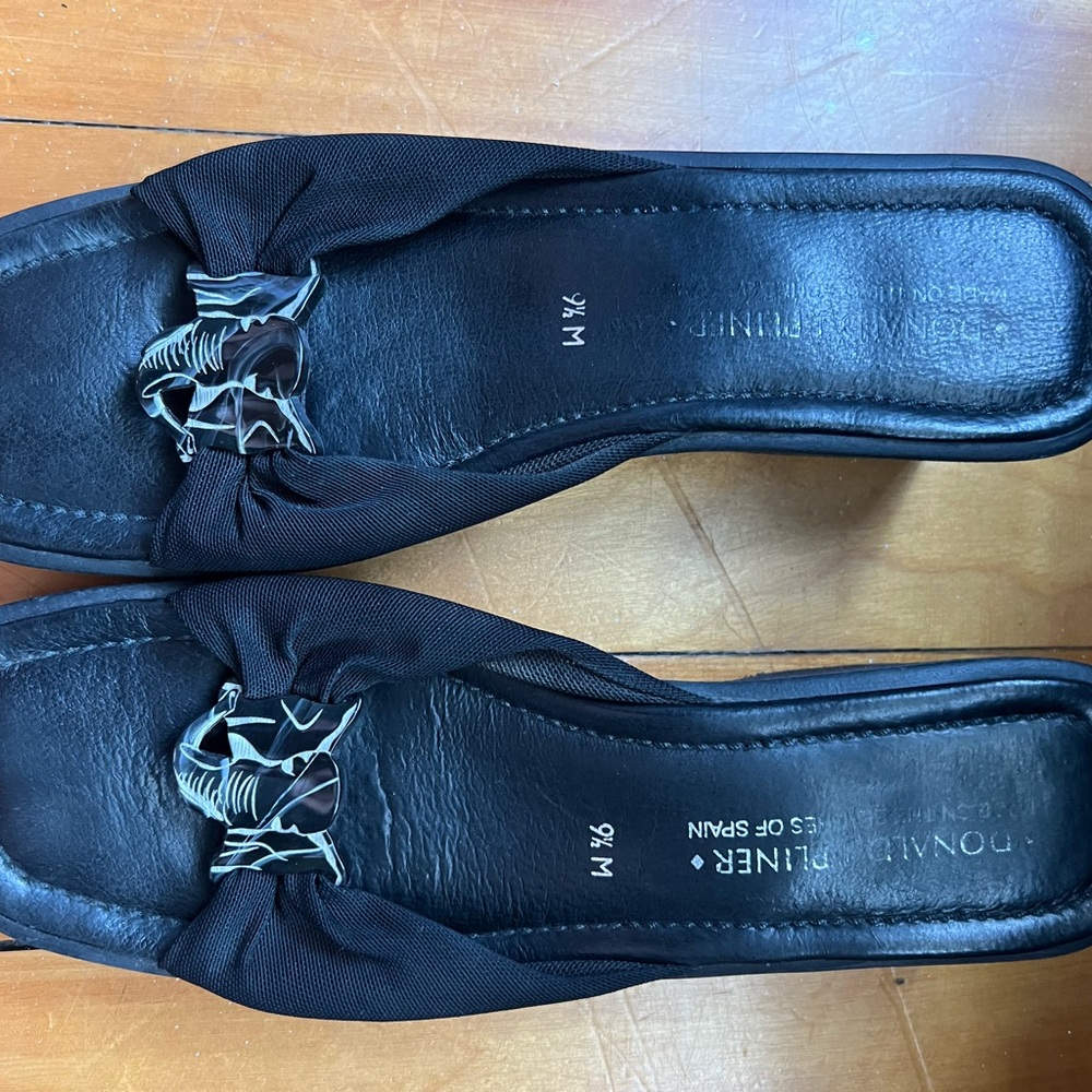 Donald J Pliner  Black Mules